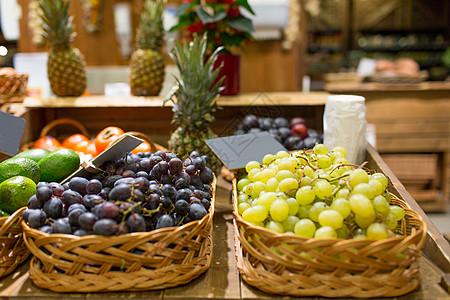 纽约食品加工中心销售,购物生态食品成熟的红色白色葡萄篮子与名牌
